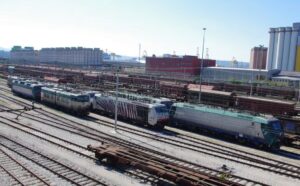 Panoramica del fascio binari e delle locomotive merci nello scalo ferroviario di Trieste Campo Marzio.
