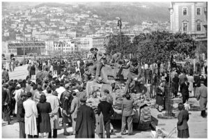 Carro armato neozelandese circondato dalla popolazione a Trieste il 2 maggio 1945.