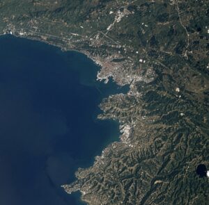 Vista satellitare del Golfo di Trieste e della costa istriana fino a Capodistria, che mostra la continuità geografica e i bacini portuali.