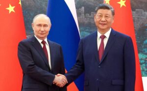 Vladimir Putin e Xi Jinping durante l'incontro diplomatico a Pechino del 20 maggio 2026, dedicato anche alla cooperazione internazionale e all'ordine mondiale del dopoguerra.