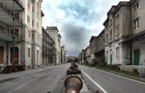 «Porto Vecchio Trieste magazzini abbandonati arredo urbano distopico»
