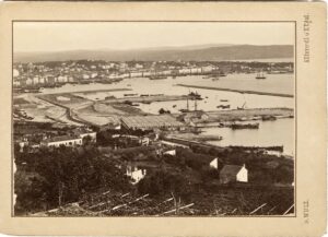 Veduta sopraelevata del Porto Vecchio di Trieste durante i lavori, con aree di cantiere, banchine e imbarcazioni.